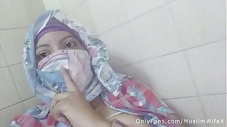 Real Arab عرب وقحة كس Mom Sins In Hijab By Squirting Will not hear of Muslim Pussy On Webcam ARABE RELIGIOUS SEX